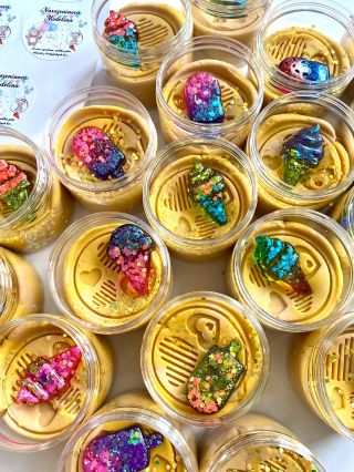 🎁✨ Umíme toho víc, než jen e-shopové kousky!✨🎁 Na přání vám rádi připravíme modelíny na míru – třeba jako milý a...