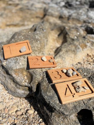 🔢 Dřevěné tácky pro hravé učení čísel Naše tácky z bukového masivu jsou nejen krásné, ale i praktické – ideální pro...